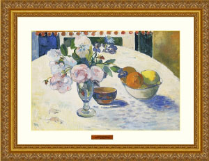 테이블 위의 꽃병과 과일담은 그릇